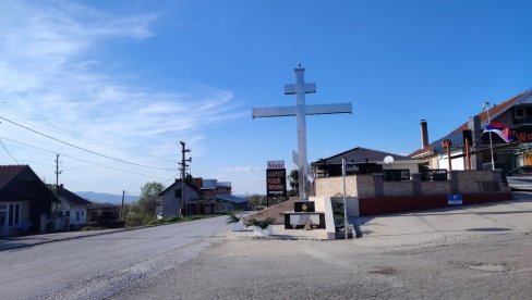 ZNAMENJE VERE I ZAHVALNOSTI: Na drumu Loznica-Valjevo u naselju Krst osvanuo veliki krst